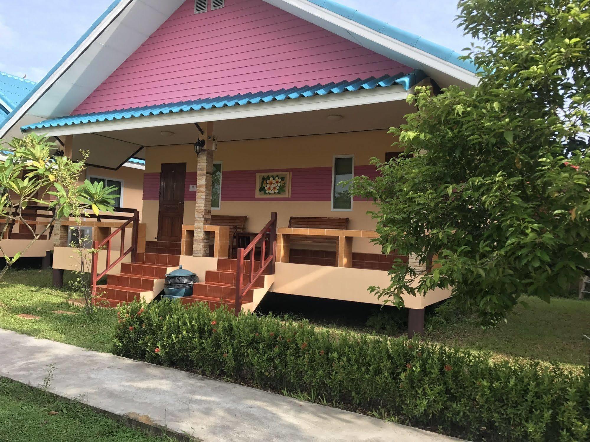 Sangtong Beach Resort Laem Sing Eksteriør billede